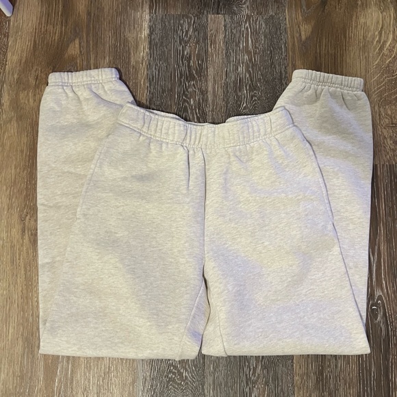 Aritzia tna cozy fleece boyfriend basic sweatpant joggers - Picture 3 of 5